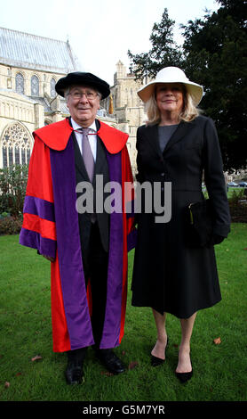 Sir Mervyn King, Gouverneur der Bank of England, mit seiner Frau Barbara, als er für Fotografen posiert, bevor er den Ehrendoktor für Zivilrecht von der University of Kent in der Canterbury Cathedral erhielt. Stockfoto