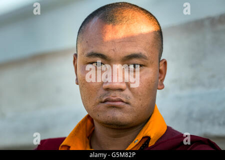 Buddhistischer Mönch in Boudnath Stupa, Boudnath, Kathmandu, Nepal Stockfoto