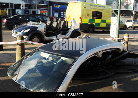 Die Szene eines Verkehrsunfalls, bei dem zwei Personen nach einer Kollision mit einem Stadtbus im Sherwood-Gebiet von Nottingham aus dem Wrack ihres Autos befreit wurden. Stockfoto