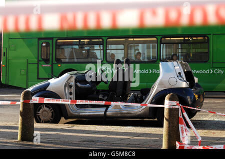 Die Szene eines Verkehrsunfalls, bei dem zwei Personen nach einer Kollision mit einem Stadtbus im Sherwood-Gebiet von Nottingham aus dem Wrack ihres Autos befreit wurden. Stockfoto