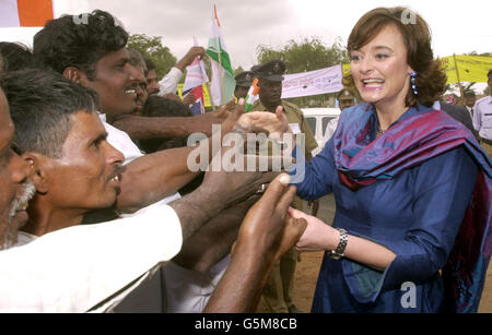 Die Frau des britischen Premierministers Cherie Blair trifft die Menschen vor Ort bei einem Besuch im Dorf Vattem in Andhar Pradesh, Indien, wo sher und ihr Mann ein Schulbildungs- und Wasserprojekt sahen, das die britische Regierung über 7 Jahre mit 50 Millionen finanziert. Stockfoto