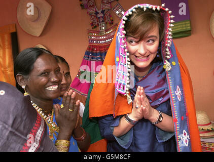 Die Frau des britischen Premierministers Cherie Blair trifft die Einheimischen bei einem Besuch im Dorf Vattem in Andhar Pradesh, Indien, wo sie und ihr Mann ein Schulbildungs- und Wasserprojekt sahen, das die britische Regierung über 7 Jahre mit 50 Millionen finanziert Stockfoto