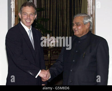 Der britische Premierminister Tony Blair begrüßt seinen indischen Amtskollegen Atal Behari Vajpayee zu Beginn der Gespräche zur Beruhigung der aktuellen Situation zwischen Indien und Pakistan in Delhi, Indien. Bindia Stockfoto