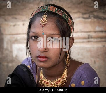 Junge Frau im traditionellen Sari, Pushkar, Rajasthan, Indien Stockfoto