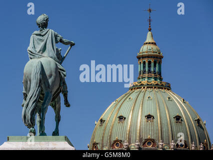 Statue von König Frederik 5 vor Marmorkirken, Marmorkirche oder Frederik es Kirche, Kopenhagen, Dänemark Stockfoto