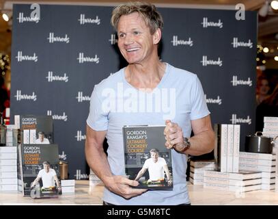 Der Starkoch Gordon Ramsay nimmt an einer Unterschriftenveranstaltung für sein neues Buch „Ultimate Cookery Course“ im Londoner Harrods Teil. Stockfoto