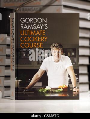 Das neue Buch „Ultimate Cookery Course“ von Starkoch Gordon Ramsay wird bei einer Autogrammveranstaltung im Londoner Harrods gezeigt. Stockfoto