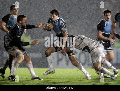 Peter Murchie (Mitte) der Glasgow Warriors wird von Leinster's Aaron Dundon (rechts) während des RaboDirect PRO12 im Scotstoun Stadium, Glasgow, angegangen. Stockfoto