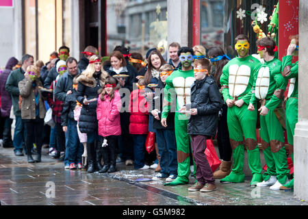 Vor dem Hamleys Toyshop in der Londoner Regent Street warten die Leute an, um die exklusive frühe Markteinführung der neuen Teenage Mutant Ninja Turtles Action Figure Kollektion zu erleben, die nur einen Tag lang eine limitierte Night Shadow Leonardo Figur enthält. DRÜCKEN Sie VERBANDSFOTO. Bilddatum: Samstag, 24. November 2012. Nach der exklusiven Sonderveranstaltung werden die neuen Turtles-Spielzeuge am 1. Dezember bundesweit pünktlich zur Weihnachtszeit auf den Markt kommen. Bildnachweis sollte lauten: Matt Crossick/PA Wire Stockfoto