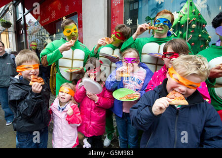 Vor dem Hamleys Toyshop in der Londoner Regent Street warten die Leute an, um die exklusive frühe Markteinführung der neuen Teenage Mutant Ninja Turtles Action Figure Kollektion zu erleben, die nur einen Tag lang eine limitierte Night Shadow Leonardo Figur enthält. DRÜCKEN Sie VERBANDSFOTO. Bilddatum: Samstag, 24. November 2012. Nach der exklusiven Sonderveranstaltung werden die neuen Turtles-Spielzeuge am 1. Dezember bundesweit pünktlich zur Weihnachtszeit auf den Markt kommen. Bildnachweis sollte lauten: Matt Crossick/PA Wire Stockfoto