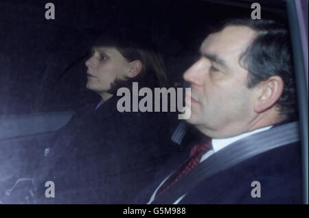 Schatzkanzler Gordon Brown und seine Frau Sarah Macauley verlassen den Simpson Memorial Maternity Pavilion im Royal Infirmary in Edinburgh, wo seine kleine Tochter Jennifer Jane nach einer Gehirnblutung behandelt wird. Stockfoto