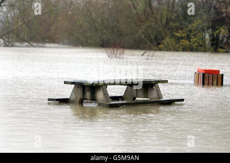 Die überflutete Port Meadow in der Nähe von Wolvercote, Oxfordshire, wo die Themse platzte, ist an den Ufern, da die Umweltbehörde (EA) 52 Hochwasserwarnungen und 159 weniger schwerwiegende Hochwasserwarnungen hat, da England, Wales und Schottland sich für einen Zentimeter Regen und Böen von bis zu 60 km/h wacknet. Stockfoto