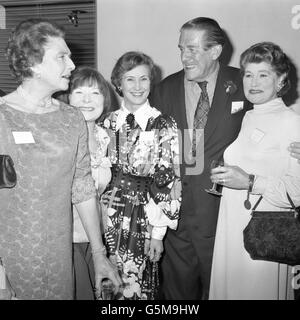 Pioniere der Fernsehwelt treffen sich am Londoner Hauptsitz der British Academy of Film and Television Arts in London. Unter den Anwesenden sind (von links) Elizabeth Cowell (Ansagerin), Joan Miller (Telefonzentrale), Dinah Sheridan (erster Gast auf der Picture Page), Leslie Mitchell (Ansagerin) und Jasmine Bligh (Ansagerin). Stockfoto