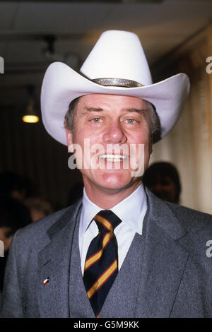 Der amerikanische Schauspieler Larry Hagman, der den schurkischen Ölmagnaten JR Ewing in der Hit-TV-Seifenoper Dallas spielt, abgebildet in London. Stockfoto