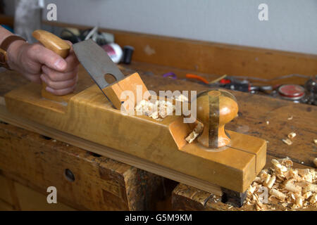 Hand, die hölzerne Hand Hobel Tischler Stockfoto