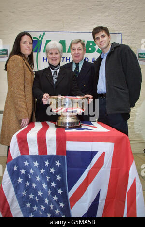 Maureen Sullivan, (links), Verlobter von Derek Sword, seiner Mutter und seinem Vater Irene und David und Bruder Graham, (rechts), bei einer Zeremonie im Lamb's Club in London, um Derek Sword zu ehren, der bei dem Angriff auf das World Trade Center starb. * Derek, 29, war Champion des New York Athletics Club und arbeitete als Investmentbanker bei Keefe Bruyette Woods im 89. Stock des Südturms. Seine Familie startete den ersten World Squash Day, ein jährliches Profi-Turnier zu Ehren des in Schottland geborenen Squash-Champions. Stockfoto