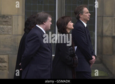 Der britische Premierminister Tony Blair (rechts) verlässt die Kirche, mit dem stellvertretenden Premierminister John Prescott (2. Links) und ihren jeweiligen Frauen Cherie (2. Rechts) und Pauline, St. Bryce Kirche in Kirkcaldy, Fife. * ... nach der Beerdigung von Gordon und Sarah Browns Tochter Jennifer Jane. Stockfoto