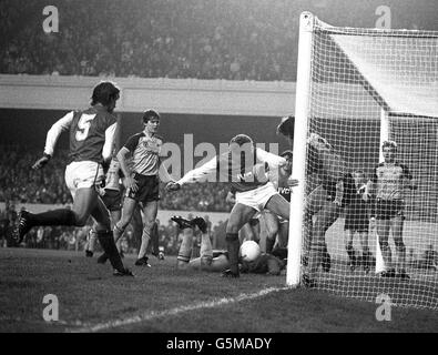 Tony Adams von Arsenal (5) schießt gegen Sunderlands Nettoabschießkollege Colin Hill, da der Sunderland-Verteidiger Nick Pickering (auf dem Posten) den Schuss nicht stoppen kann. Das Tor wurde für ein Foul auf Sunderland-Torwart Chris Turner in der Football League Division One in Highbury nicht erlaubt. Sunderland gewann 1:2. Stockfoto