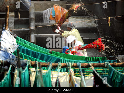 Waschmaschinen, lokal als dhobis bekannt, arbeiten im Freien, um Kleidung aus Mumbais Haushalten, Hotels und Krankenhäusern im Mahalaxmi Dhobi Ghat (Waschplatz) im Mahalaxmi-Viertel von Mumbai, Indien, zu waschen. Stockfoto