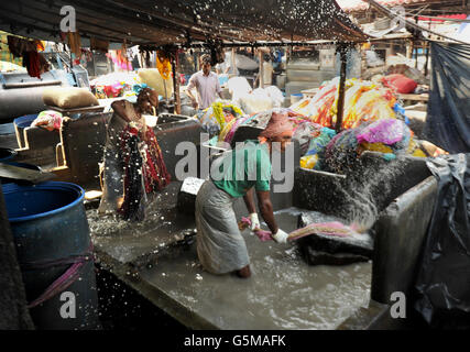 Waschmaschinen, lokal als dhobis bekannt, arbeiten im Freien, um Kleidung aus Mumbais Haushalten, Hotels und Krankenhäusern im Mahalaxmi Dhobi Ghat (Waschplatz) im Mahalaxmi-Viertel von Mumbai, Indien, zu waschen. Stockfoto