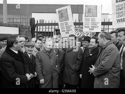 Leonard Woodcock, Präsident der zehn Millionen starken Autoarbeiter Amerikas (in der Mitte mit Brille), wurde von Moss Evans, dem Vorsitzenden der Ford Trade Unions (links) vor dem Ford-Werk in Dagenham, gedankt, nachdem er seine volle Unterstützung für den Ford-Streik in Großbritannien beklagt hatte. * 12/01/02 Herr Evans, 76, der seit einiger Zeit krank war, starb in seinem Haus in Norfolk. Zwischen 1978 und 1985 war er Generalsekretär der Gewerkschaft Transport und General Workers Union, eine hochrangige Position, die ihn zu dieser Zeit zu einem bekannten Namen machte. Bild nur in Schwarzweiß verfügbar. Stockfoto