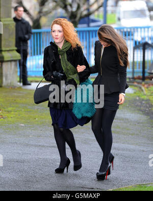 Jennie McAlpine und Brooke Vincent, Cast-Mitglied der Coronation Street, kommen in der Albion United Reformed Church in Ashton unter Lyne zur Beerdigung des Coronation Street-Stars Bill Tarmey an, der drei Jahrzehnte lang Jack Duckworth der Seife spielte. Stockfoto