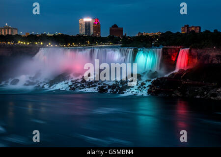 Abend-Niagarafälle mit Blick auf die Seite der Amerikaner aus Ontario, Kanada. Stockfoto