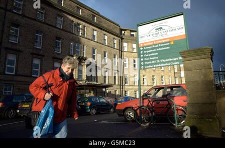 Glasgows Victoria Infirmary, das im Zentrum eines Salmonellenausbruchs steht. Gesundheitschefs untersuchten den Tod von drei Menschen, nachdem sie sich im Krankenhaus an Salmonellen erkrankt hatten. * ... Die Männer wurden alle auf einer medizinischen Station im Victoria Infirmary in Glasgow behandelt. Ein anderer Patient erkrankte sich ebenfalls an dem Virus, aber die Krankenhausbeamten gaben keine Einzelheiten über seinen Zustand an. Stockfoto