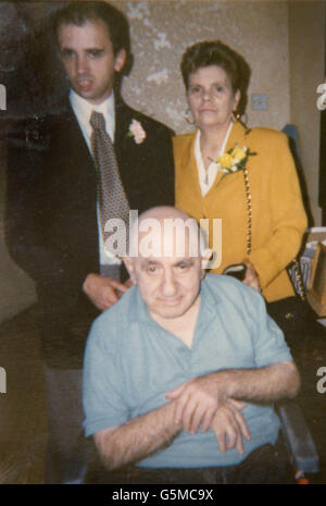 Sammeln Sie ein Bild des Salmonellen-Opfers Rudolfo Ionta, 74, der an der Victoria Infirmary in Glasgow starb, nachdem er an der Krankheit erkrankt war. * ... Foto mit Sohn Ricardo, 29, und Frau Margaret, 64. Das Victoria Infirmary in Glasgow ist das Zentrum eines Salmonellenausbruchs. Gesundheitschefs untersuchten heute den Tod von drei Menschen, nachdem sie sich im Krankenhaus an Salmonellen erkrankt hatten. Die Männer wurden alle auf einer medizinischen Station im Victoria Infirmary in Glasgow behandelt. Stockfoto