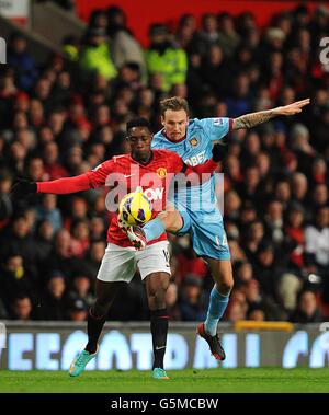 Fußball - Barclays Premier League - Manchester United gegen West Ham United - Old Trafford. Danny Welbeck von Manchester United (links) und Matthew Taylor von West Ham United (rechts) kämpfen um den Ball Stockfoto