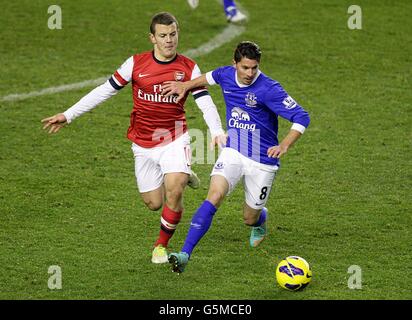 Fußball - Barclays Premier League - Everton / Arsenal - Goodison Park. Jack Wilshere von Arsenal (links) und Bryan Oviedo von Everton kämpfen um den Ball Stockfoto