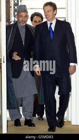 Der britische Premierminister Tony Blair (R) begrüßt den Interimsführer Afghanistans, Hamid Karzai, am 31. Januar 2002 in der Downing Street in London. Stockfoto