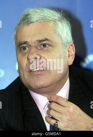 Der Vorsitzende von Leeds United, Peter Ritsdale, bei einem Pressegespräch auf dem Thorpe Arch Trainingsplatz des Clubs. 27/06/02 : Leeds United gab heute bekannt, dass Manager David O'Leary den Premiership Club im gegenseitigen Einvernehmen verlassen hat.der ehemalige Verteidiger von Arsenal und der Republik Irland trat dem Club vor vier Jahren bei und hatte Millionen für die Suche nach Erfolg ausgegeben. Aber heute schockierte der Elland Road Club den britischen Fußball, indem er verkündete, dass O'Leary und der Club sich getrennt haben. 26/11/02: PA-Bibliotheksdatei vom 31/1/02 von Leeds United Chairman Peter Ridsdale. Am Freitag, den 29. November 2002, stellt sich der Vorsitzende von Leeds der Stockfoto