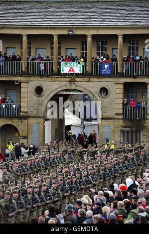 Soldaten des dritten Bataillons, des Yorkshire Regiments, marschieren während einer Heimkehr-Parade in Piece Hall, Halifax, als Verwandte von zehn Soldaten des Regiments, die nach ihrem Einsatz in Afghanistan ihr Leben verloren haben. Stockfoto