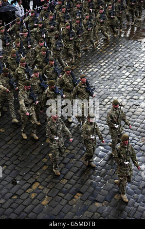 Soldaten des dritten Bataillons, des Yorkshire Regiments, marschieren während einer Heimkehr-Parade in Piece Hall, Halifax, als Verwandte von zehn Soldaten des Regiments, die nach ihrem Einsatz in Afghanistan ihr Leben verloren haben. Stockfoto