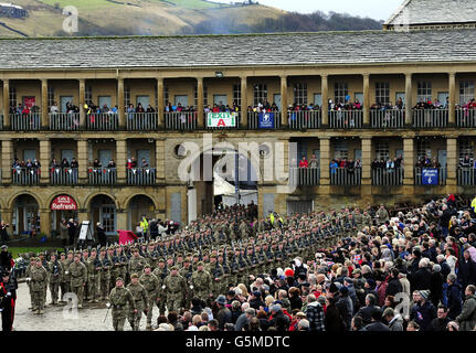 Soldaten des dritten Bataillons, des Yorkshire Regiments, marschieren während einer Heimkehr-Parade in Piece Hall, Halifax, als Verwandte von zehn Soldaten des Regiments, die nach ihrem Einsatz in Afghanistan ihr Leben verloren haben. Stockfoto