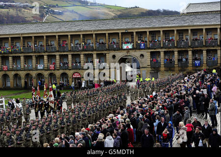 Soldaten des dritten Bataillons, des Yorkshire Regiments, die nach ihrem Einsatz in Afghanistan zehn Soldaten des Regiments verloren, marschieren während einer Heimkehr-Parade in Piece Hall, Halifax. Stockfoto