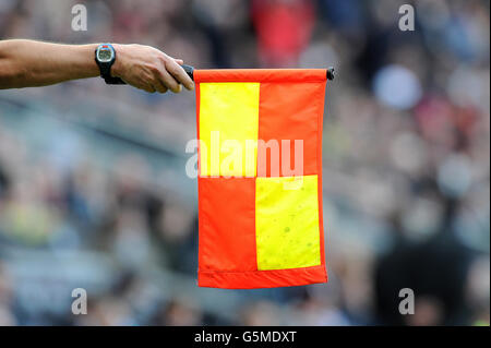 Fußball - FA Cup - zweite Runde - Milton Keynes Dons / AFC Wimbledon - Stadion:mk. Die Flagge eines Linienfahrers Stockfoto
