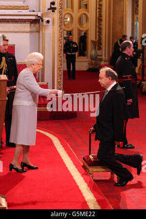 Michael Boyd, der künstlerische Leiter der Royal Shakespeare Company, wird von Königin Elizabeth II. Während einer Investiturzeremonie im Buckingham Palace im Zentrum von London zum Ritter geschlagen. Stockfoto