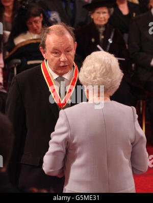 Michael Boyd, der künstlerische Leiter der Royal Shakespeare Company, wird von Königin Elizabeth II. Während einer Investiturzeremonie im Buckingham Palace im Zentrum von London zum Ritter geschlagen. Stockfoto