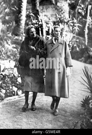 Prinzessin Grace von Monaco (Filmstar Grace Kelly), die auf die Geburt ihres ersten Kindes wartet, geht mit ihrer Mutter, Frau John B Kelly, auf dem Gelände ihres Palastes in Monte Carlo spazieren. Stockfoto