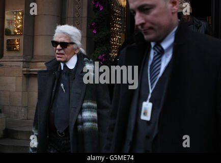 Karl Lagerfeld verlässt das Balmoral Hotel Edinburgh auf dem Weg zum Linlithgow Palace zur Chanel Metiers d'Art Show. Stockfoto