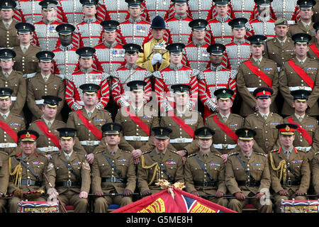 Der Prinz von Wales posiert für ein Gruppenfoto, nachdem er dem 1. Bataillon der Welsh Guards, die vor kurzem aus Afghanistan in den Kavallerie Barracks, Hounslow, West-London, zurückgekehrt sind, die Medaillen für den Operationsdienst überreichte. Stockfoto