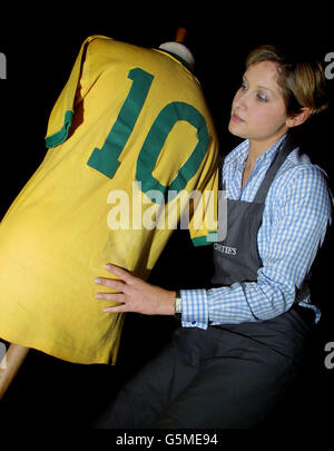 Porter Laura Colonnise mit dem Fußballtrikot, das der Brasilianer Pele beim WM-Finale 1970 gegen Italien im Büro von Christie in South Kensington in London trug. Das Shirt wird voraussichtlich zwischen 30,000 und 50,000 bei der Auktion verkauft. * Haus Fußball Erinnerungsstücke Verkauf. 27/03/02 : Porter Laura Colonnise mit dem Fußballtrikot, das der Brasilianer Pele beim WM-Finale 1970 gegen Italien im Büro von Christie in South Kensington in London trug. : Fußball-Fans wurden eine Chance, ein Stück Fußballgeschichte auf einer Auktion von Erinnerungsstücken heute zu kaufen gegeben. Das Shirt von Pele in der Welt 1970 getragen Stockfoto