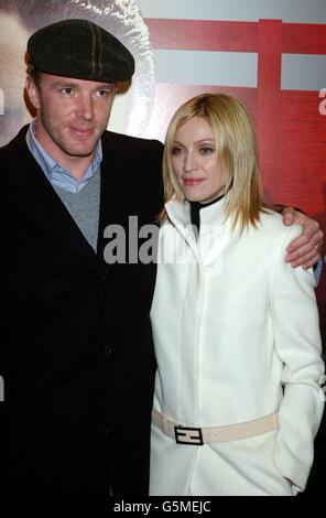 Madonna und ihr Mann Guy Ritchie kommen zur Premiere von Mean Machine im Odeon Kensington an. Der von Matthew Vaughan produzierte Film ist ein Remake des Kultklassikers von 1974 mit Burt Reynolds. Stockfoto