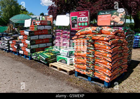 Taschen von Gartenarbeit Kompost zum Verkauf des Lakeside Garden Centre, Crockerton, Wiltshire, Vereinigtes Königreich. Stockfoto