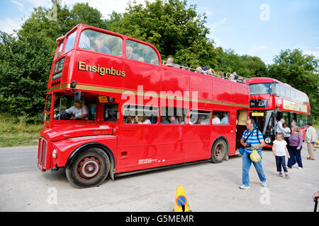 Imber Bus laufen Tag 2015 bei der Wüstung Imber auf dem Salisbury Plain Truppenübungsplatz, Wiltshire, Vereinigtes Königreich. Stockfoto