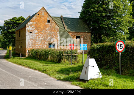 Die Bell Inn in dem verlassenen Dorf Imber auf Salisbury Plain Truppenübungsplatz, Wiltshire, Vereinigtes Königreich. Stockfoto