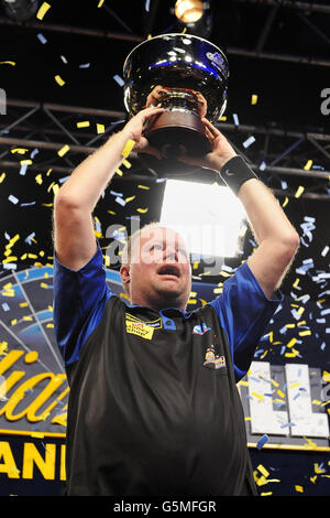 Darts - Grand Slam of Darts - Wolverhampton Civic Hall. Raymond van Barneveld feiert den Sieg beim Grand Slam of Darts Stockfoto