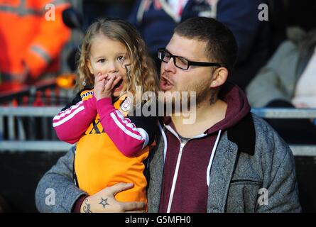 Fußball - Barclays Premier League - Fulham gegen Sunderland - Craven Cottage. Ein junger Fulham-Fan jubelt auf ihrer Seite auf den Tribünen Stockfoto